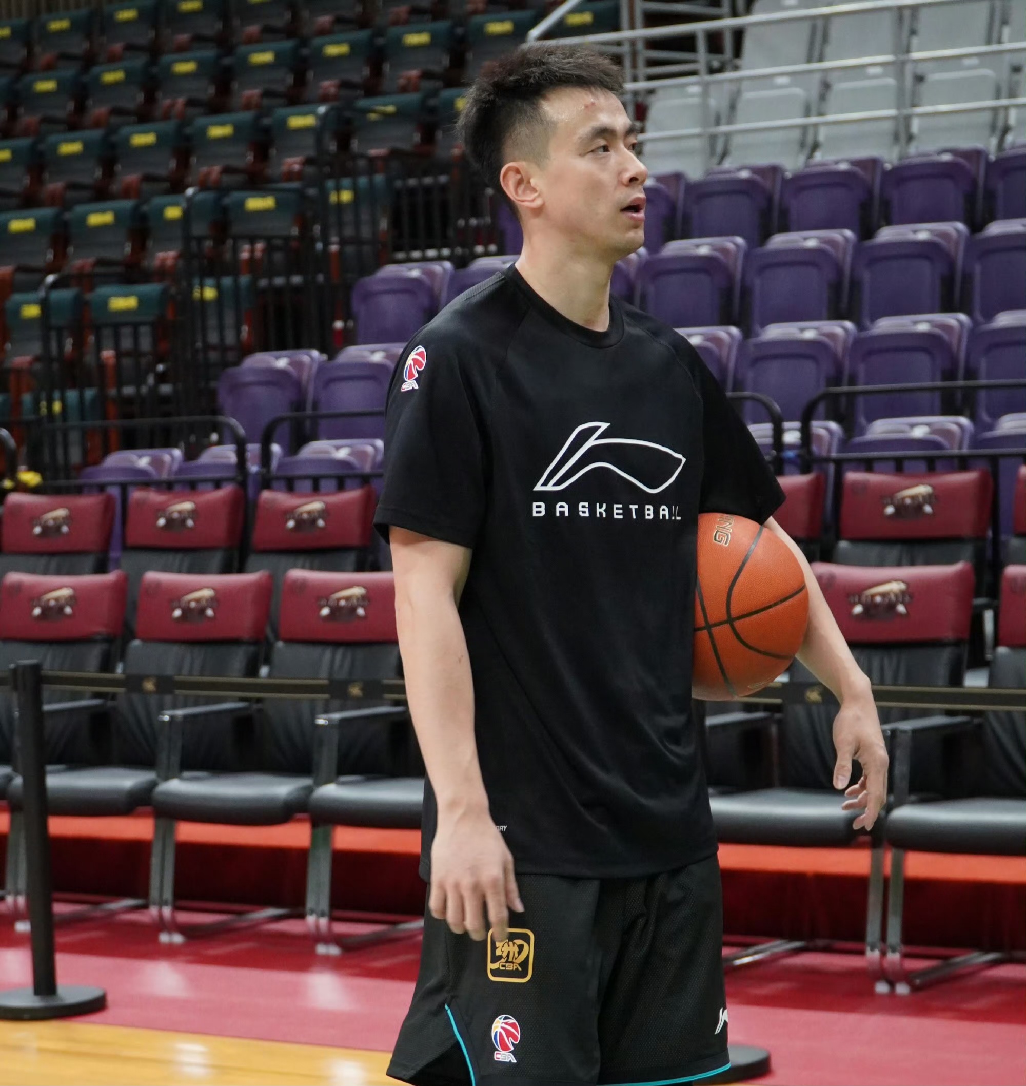 深圳队力克广州队,赵继伟状态火热 深圳队力克广州队,赵继伟状态火热