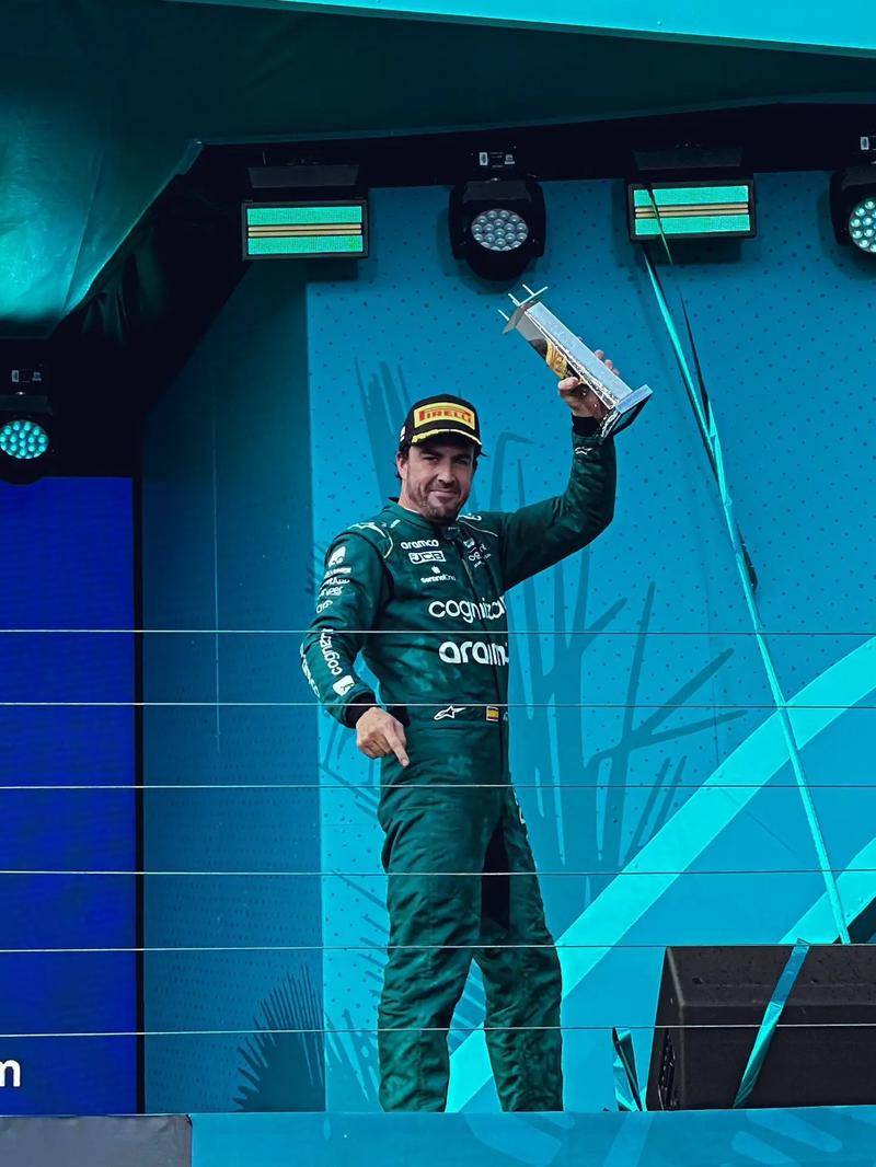 红牛车队力克威廉姆斯,阿隆索点燃赛场 红牛车队力克威廉姆斯,阿隆索点燃赛场