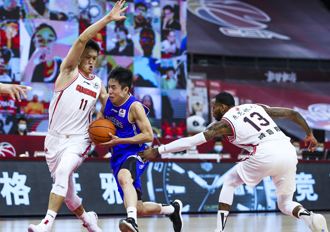 爵士翻盘辽宁队,易建联统治全场 爵士翻盘辽宁队,易建联统治全场