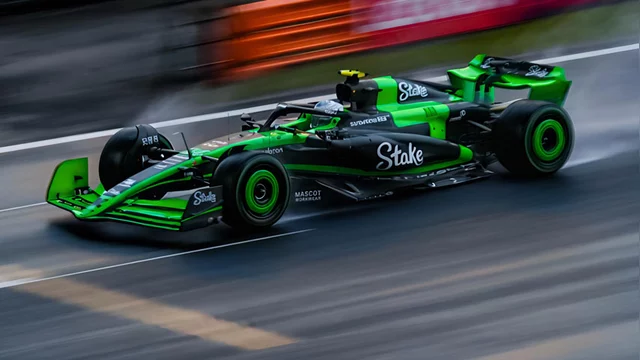 雷诺车队鏖战索伯车队,周冠宇高光表现 雷诺车队鏖战索伯车队,周冠宇高光表现