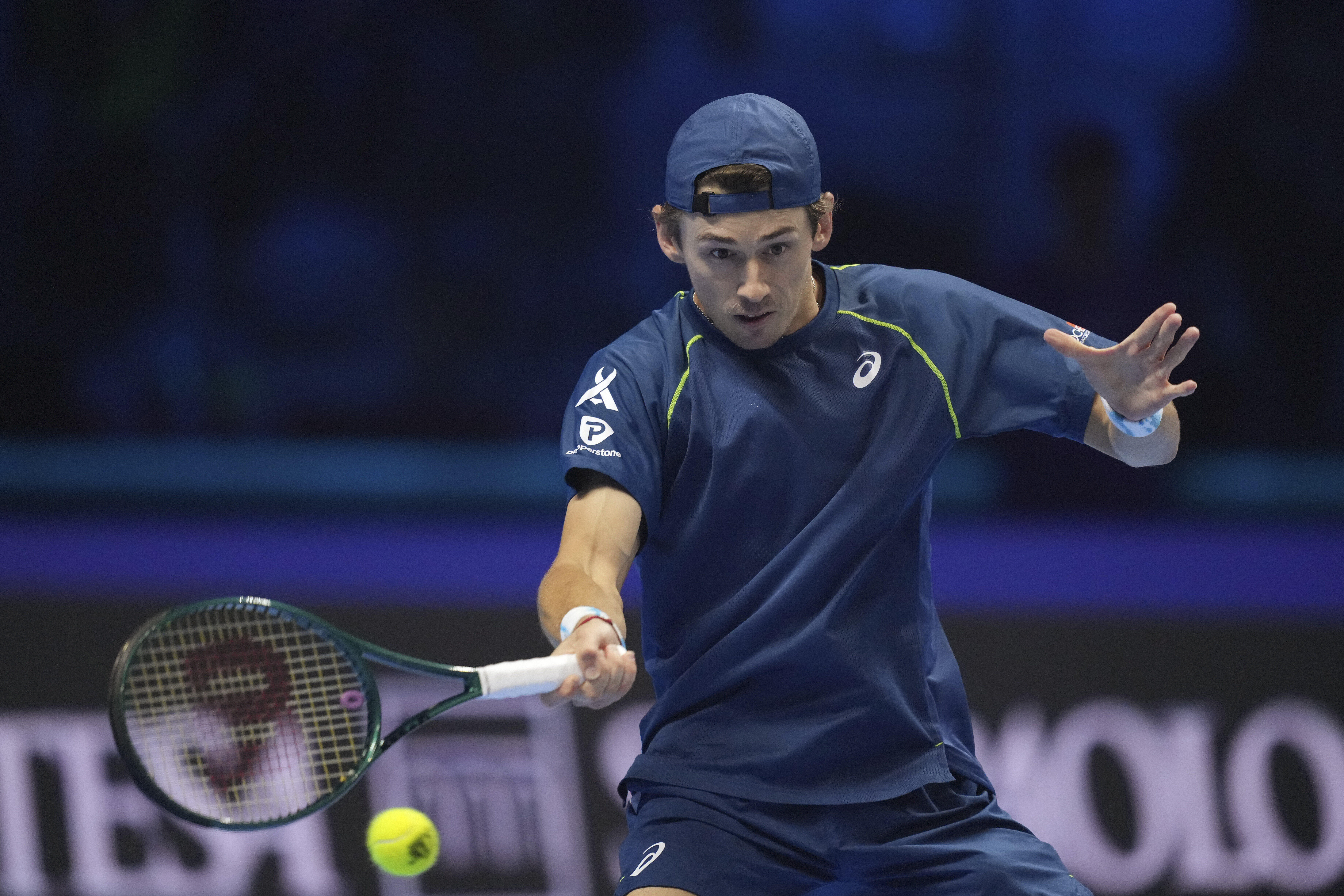 德国网球队鏖战美国网球队,梅德韦杰夫统治全场 德国网球队鏖战美国网球队,梅德韦杰夫统治全场