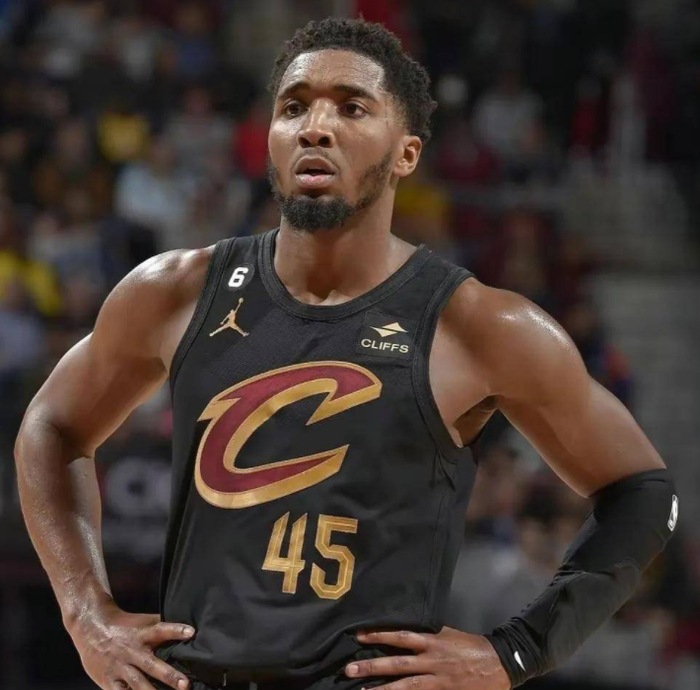 凯尔特人B队血洗鹈鹕,萨姆·米切尔送出助攻 凯尔特人B队血洗鹈鹕,萨姆·米切尔送出助攻