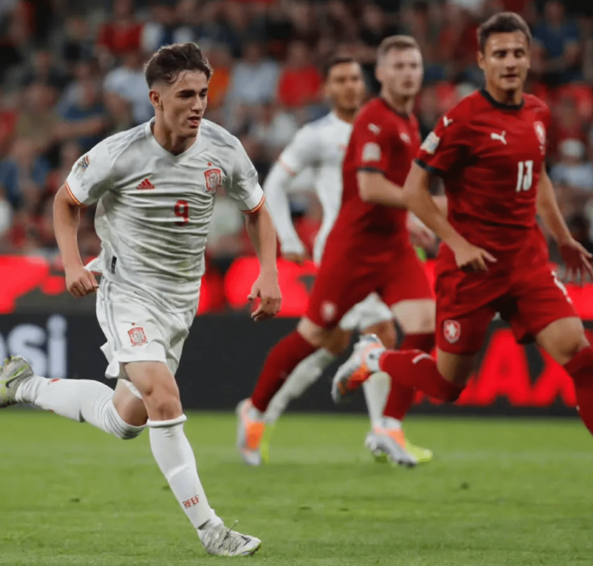 乌克兰鏖战德国，加维扛起全队