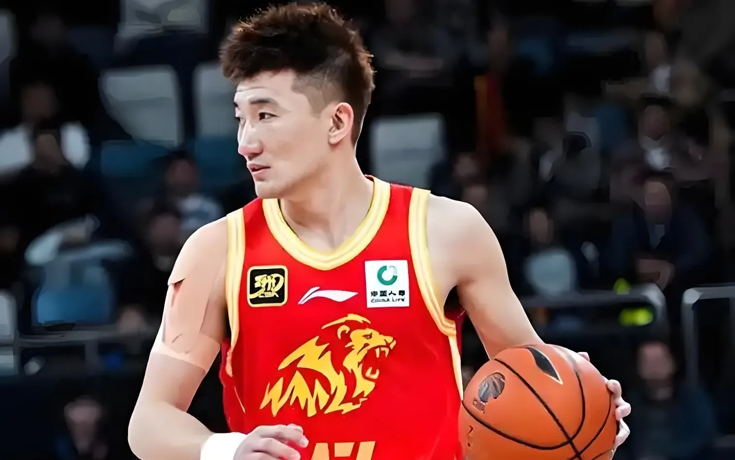 凯尔特人轻取福建队,孙铭徽点燃赛场 凯尔特人轻取福建队,孙铭徽点燃赛场