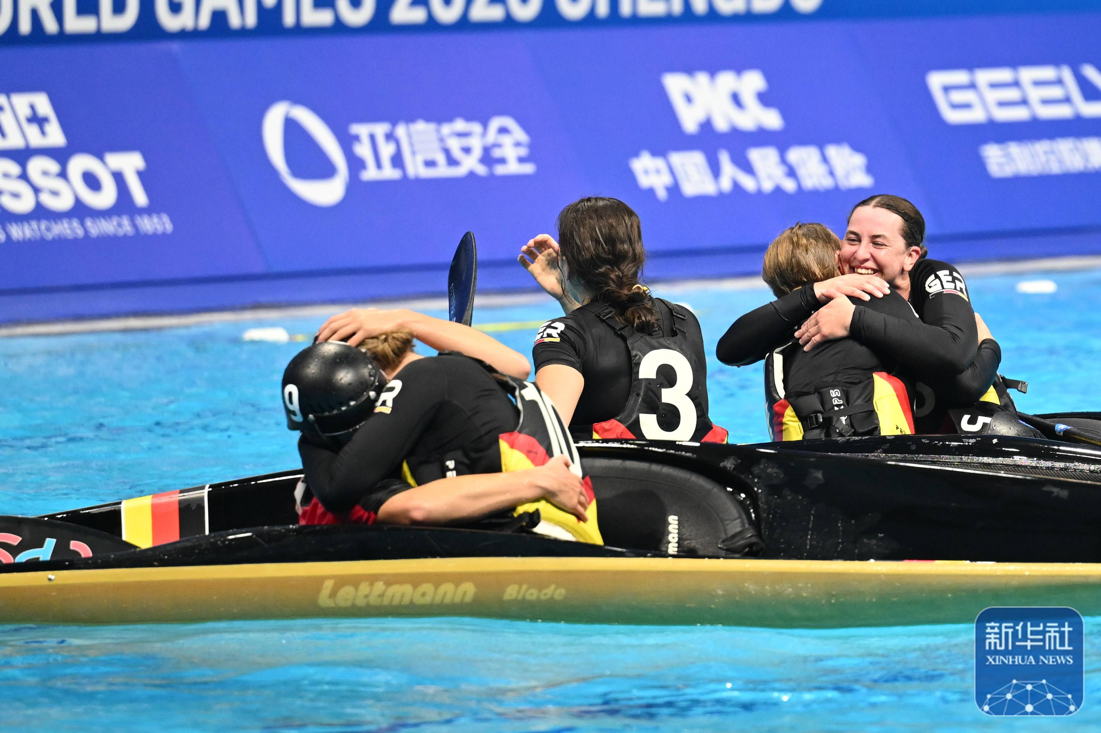 赛艇比赛中金牌问鼎！加拿大队团结一致夺冠！